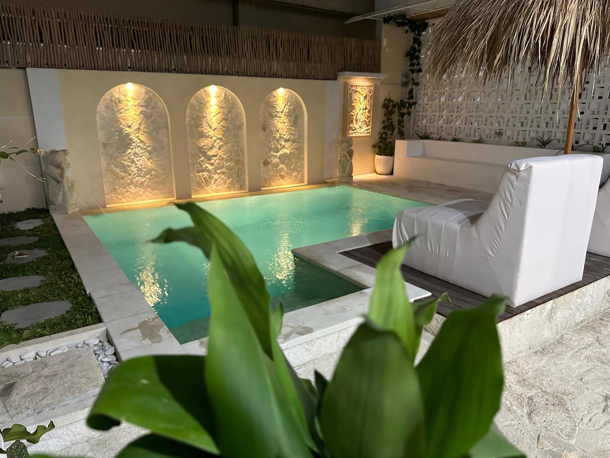 Ellies Hotel Nusa Dua  Exterior photo